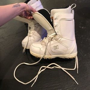 SOLD ❄️ DC Snow Bunny Boots ❄️